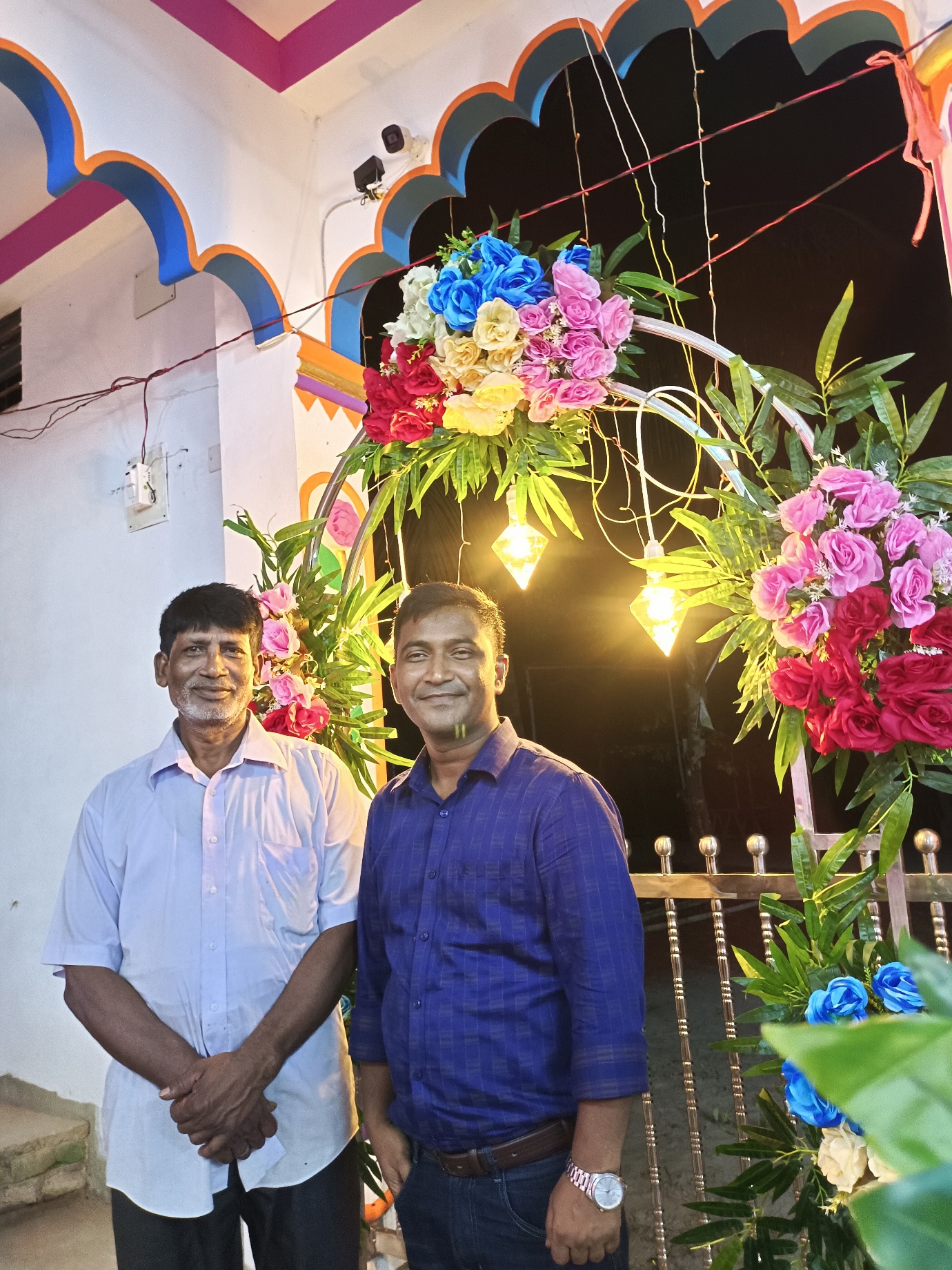 পূজা উদযাপন পরিষদের সাবেক সভাপতি বাবু অশোক দাস ও বর্তমান সভাপতি বাবু তাপস বনিক। ছবি ২০২৪